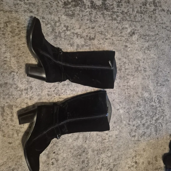 Elegant Black Women's Boots - Picture 2 of 5